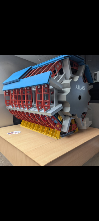 Atlas-hiukkasilmaisimen pienoismalli